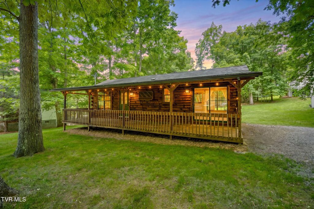 Photo of 497 Rockingham Road, Johnson City, TN 37615 (MLS # 9995333)