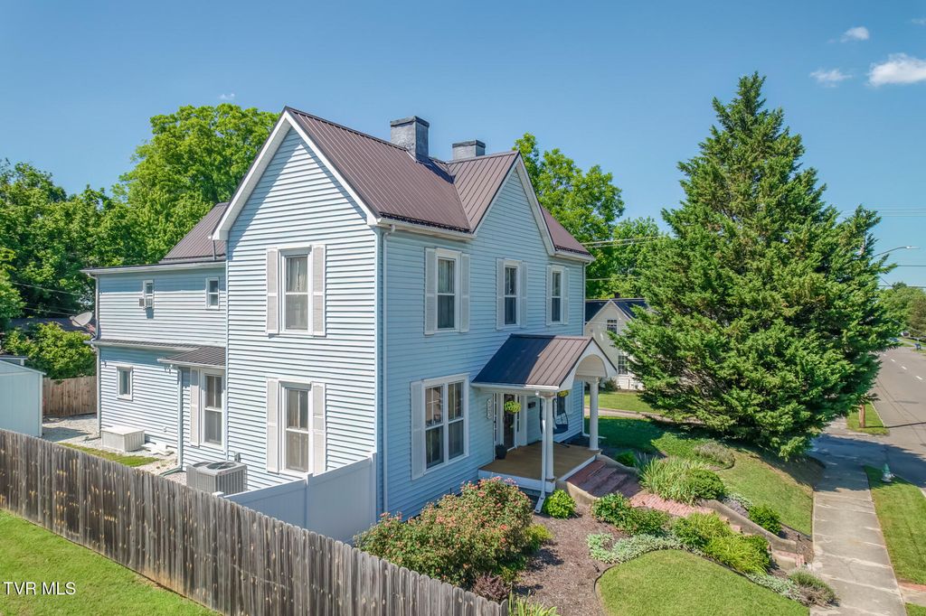 Photo of 123 Unaka Avenue, Johnson City, TN 37601 (MLS # 9996438)