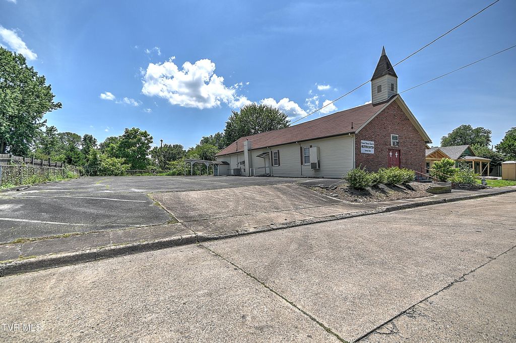 Photo of 2225 Ashwood Avenue, Kingsport, TN 37664 (MLS # 9988260)