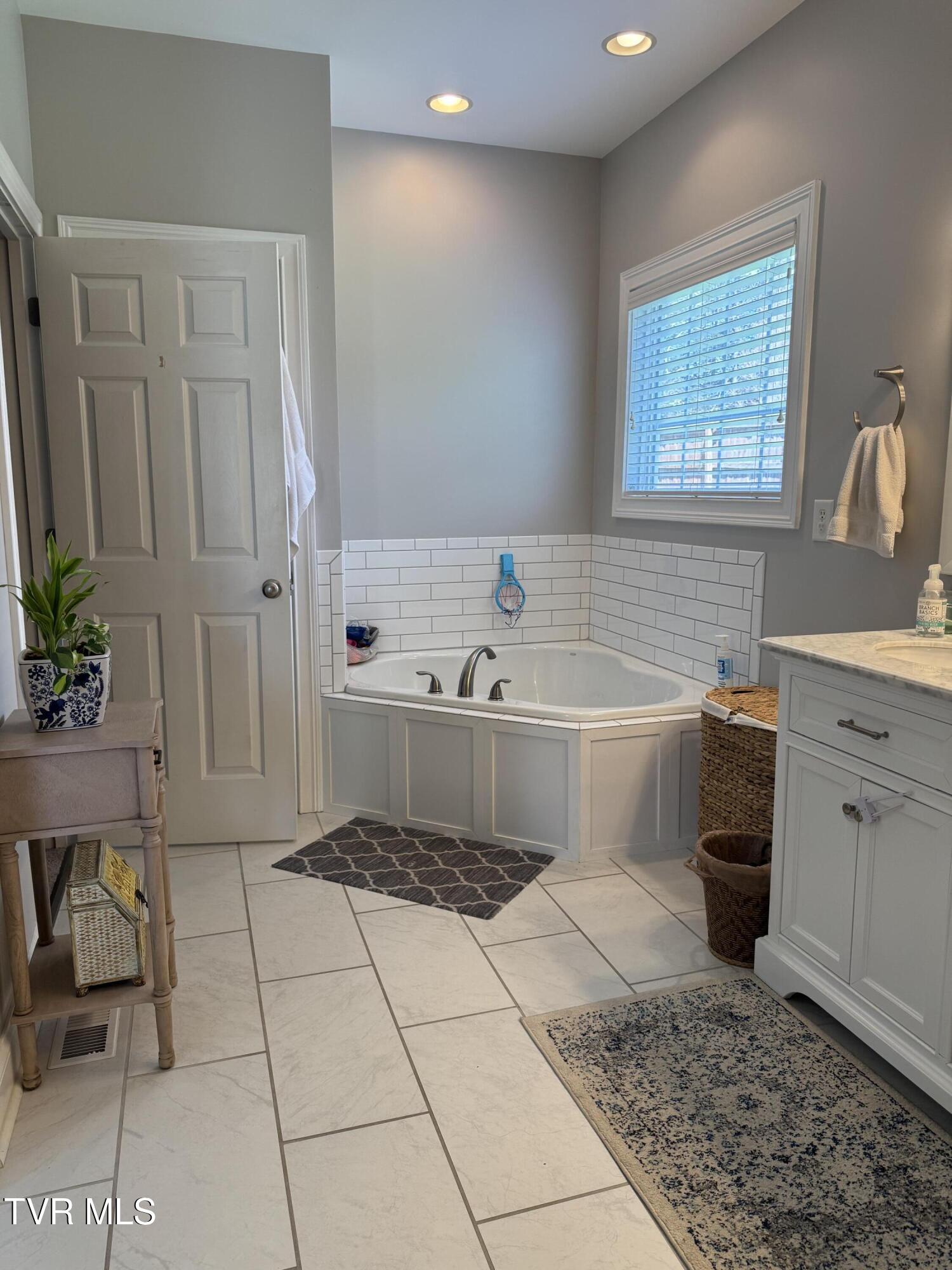 Johnson City, Tennessee 37601, United States, 3 Bedrooms Bedrooms, ,2 BathroomsBathrooms,Residential,Pending,104933