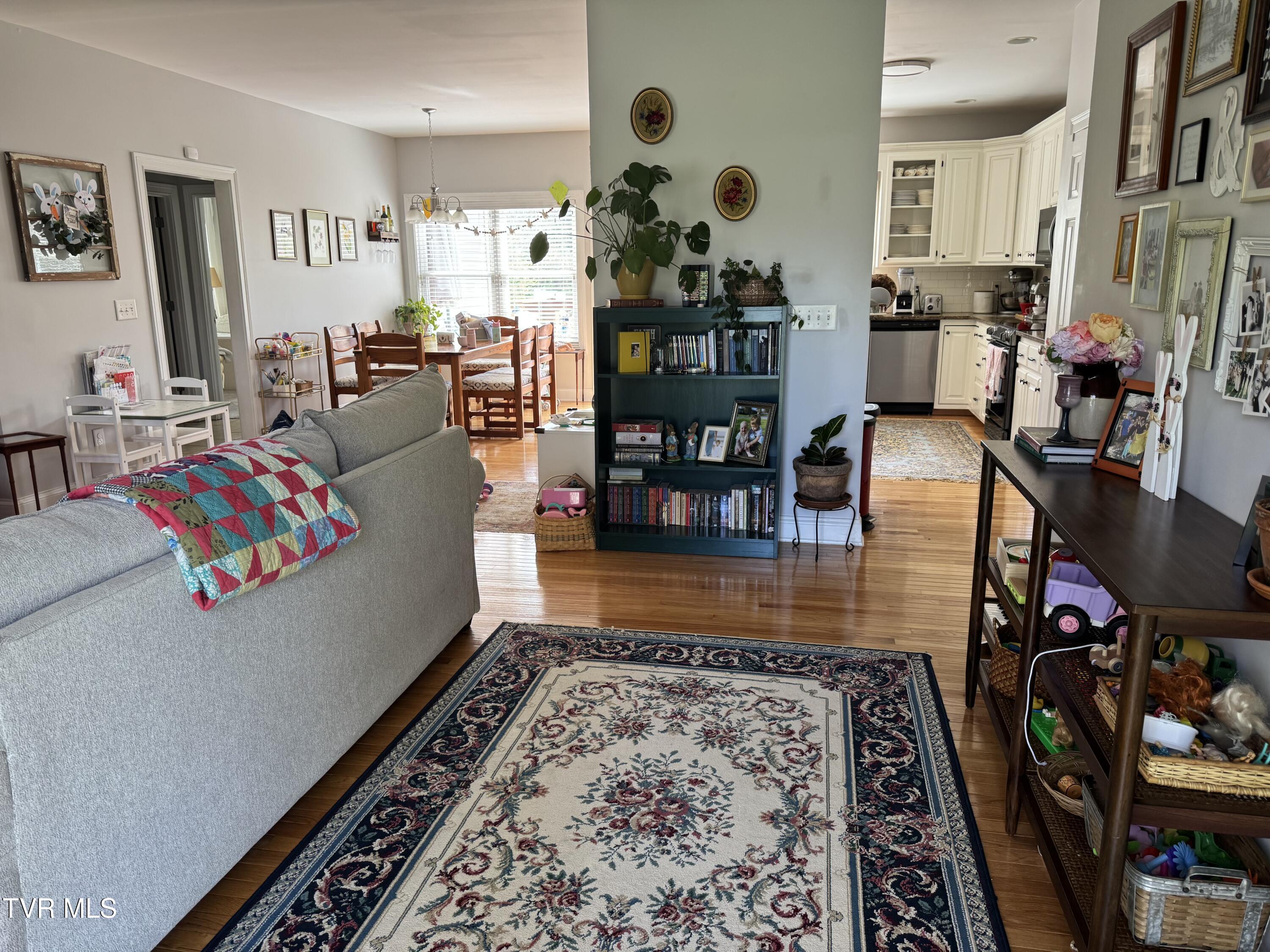 Johnson City, Tennessee 37601, United States, 3 Bedrooms Bedrooms, ,2 BathroomsBathrooms,Residential,Pending,104933