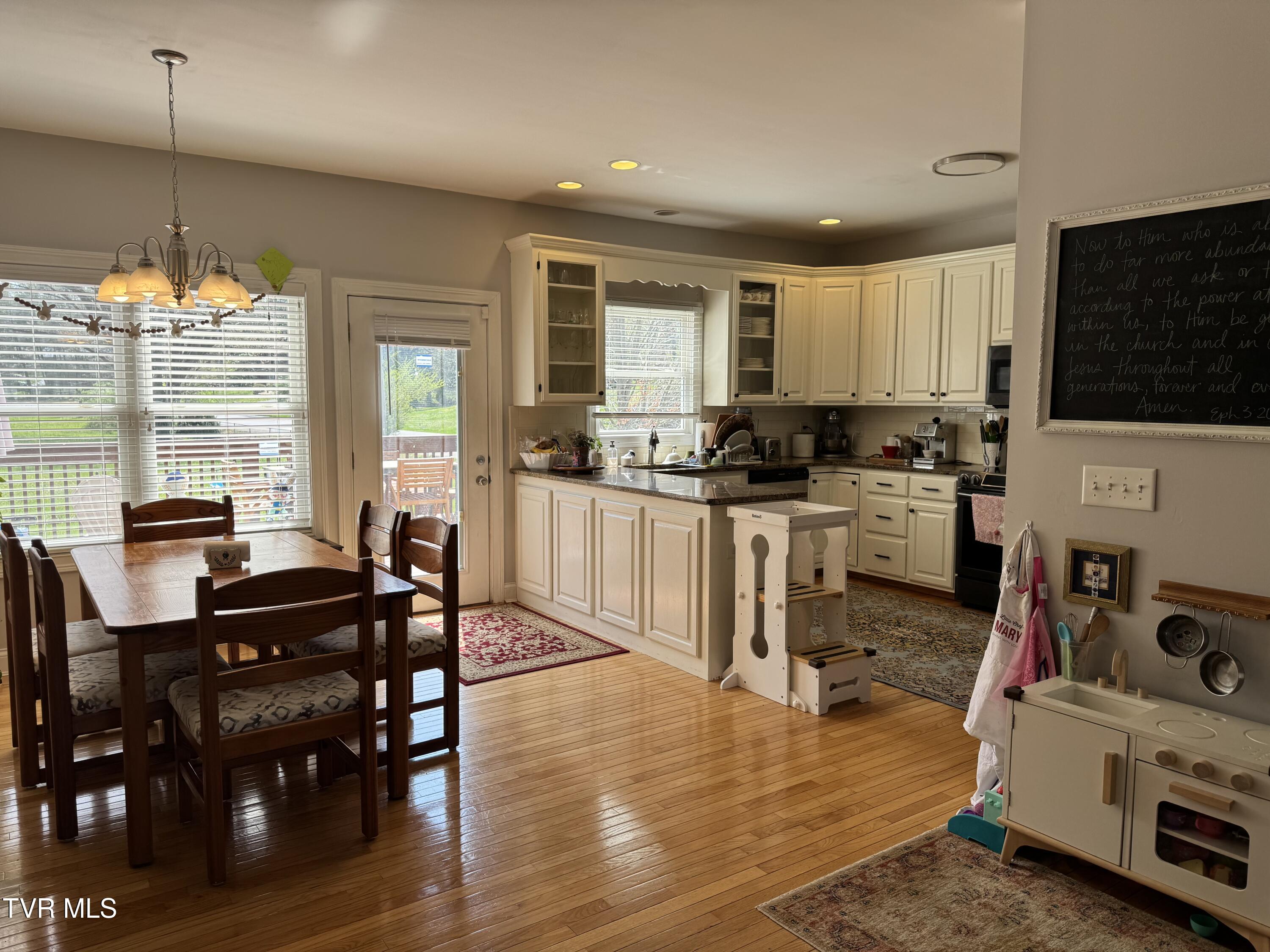 Johnson City, Tennessee 37601, United States, 3 Bedrooms Bedrooms, ,2 BathroomsBathrooms,Residential,Pending,104933