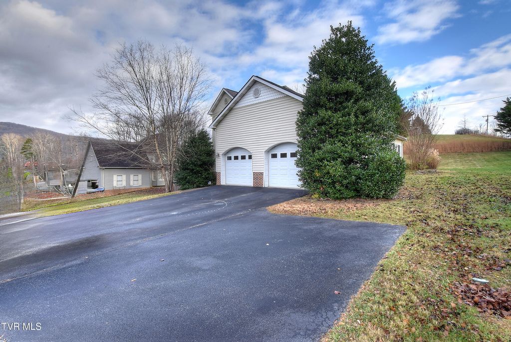 Photo of 1000 Quail Run, Erwin, TN 37650 (MLS # 9988965)
