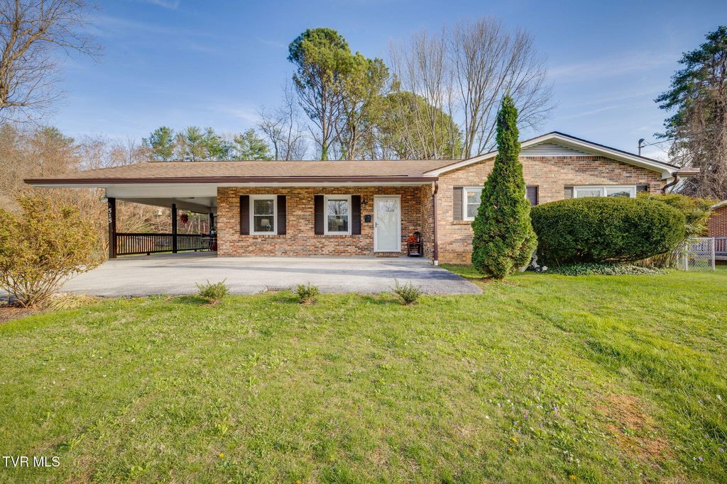 Photo of 515 Ravenwood Drive, Johnson City, TN 37604 (MLS # 9992971)