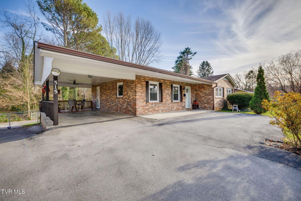 Photo of 515 Ravenwood Drive, Johnson City, TN 37604 (MLS # 9992971)