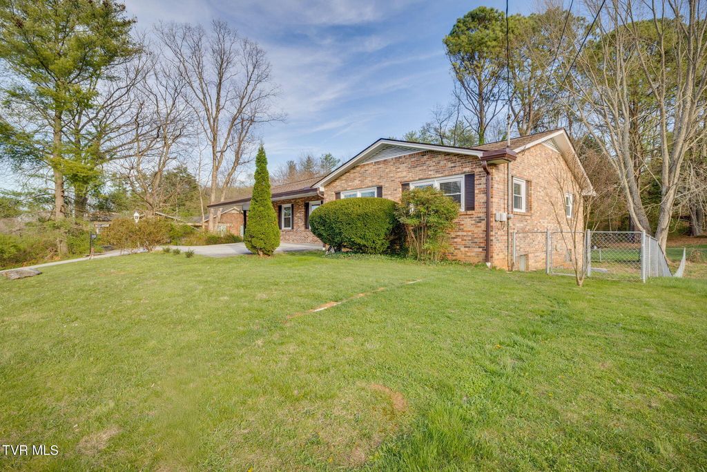 Photo of 515 Ravenwood Drive, Johnson City, TN 37604 (MLS # 9992971)