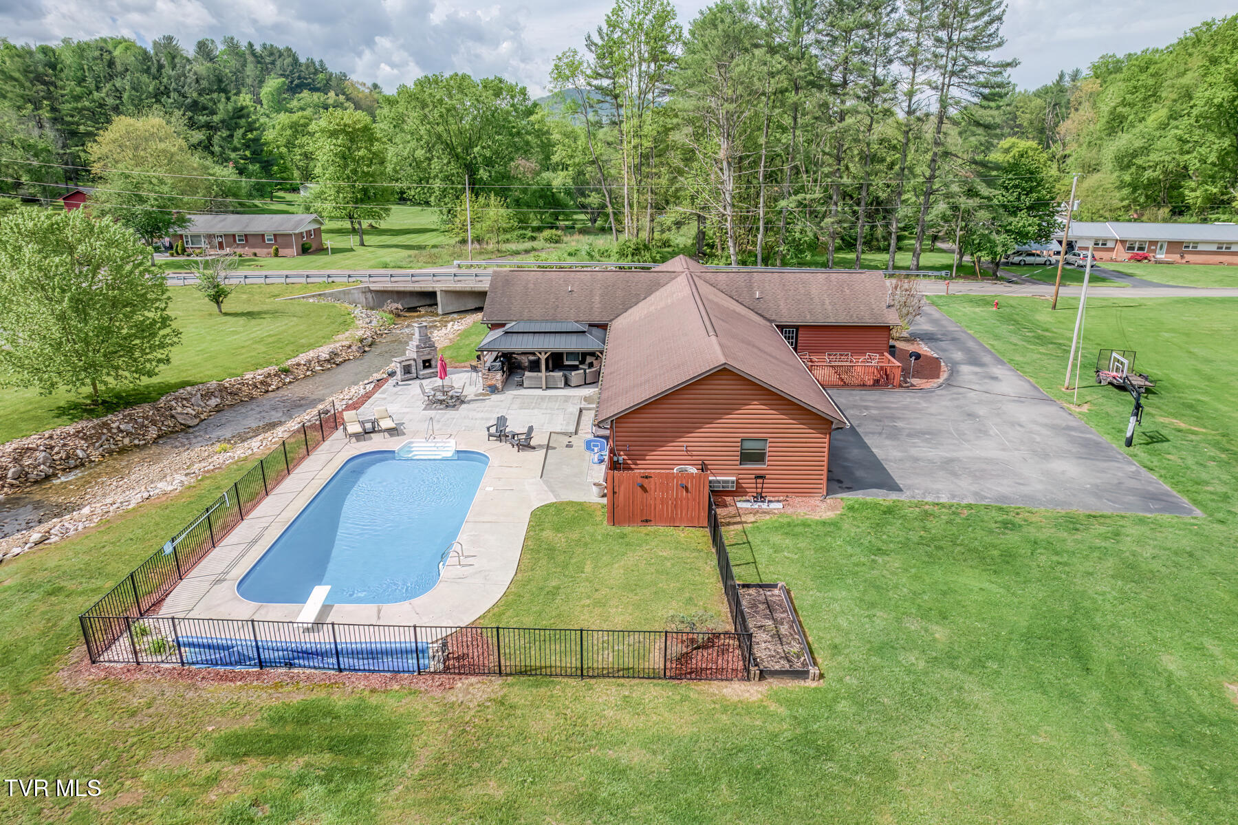 847 Circle Drive, Mountain City, Tennessee image 5