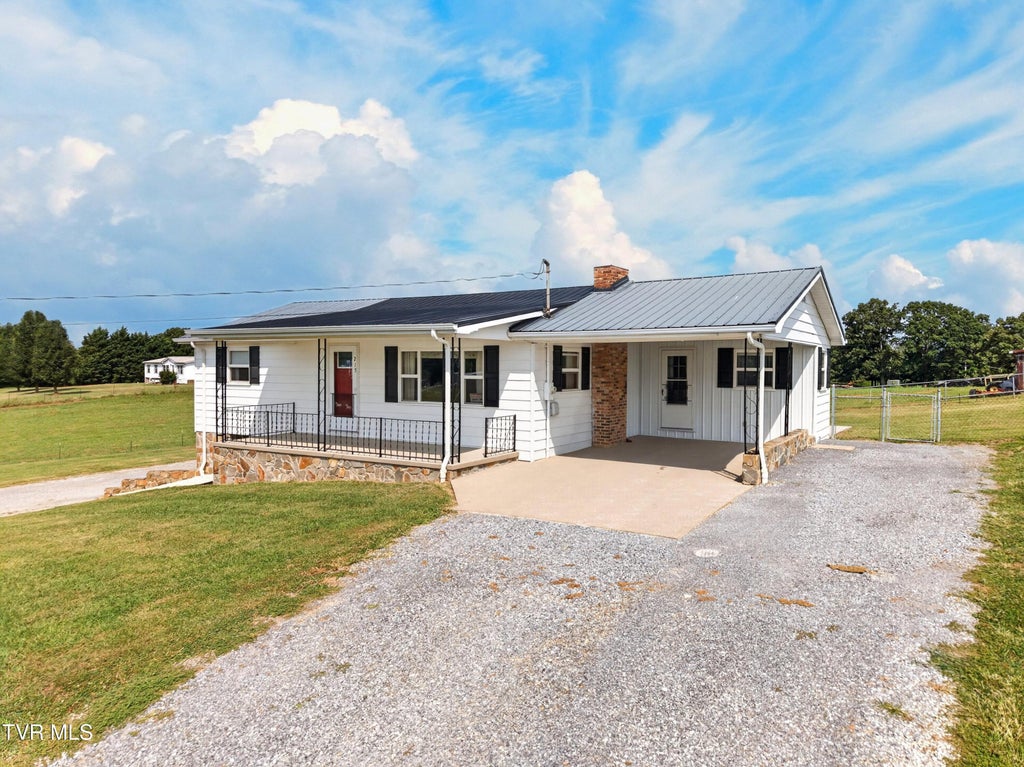Photo of 215 White Sands Road, Greeneville, TN 37743 (MLS # 10000236)