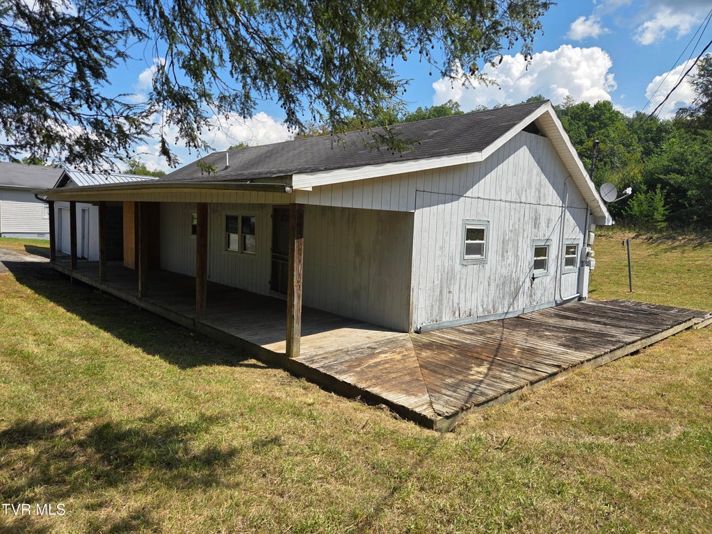 Photo of 213 Old Oak Lane, Bluff City, TN 37618 (MLS # 10000282)
