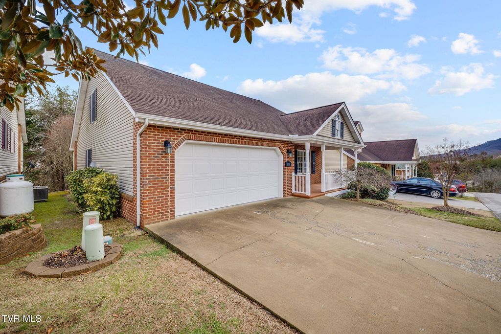 Photo of 613 Willowcrest Place, Kingsport, TN 37660 (MLS # 9991789)