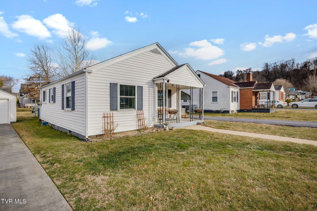 Photo of 212 Ferguson Avenue, Elizabethton, TN 37643 (MLS # 9990292)