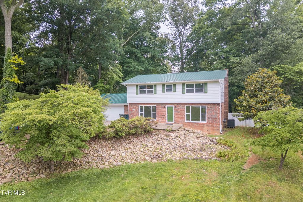 Photo of 1404 Brentwood Drive, Greeneville, TN 37743 (MLS # 9995903)