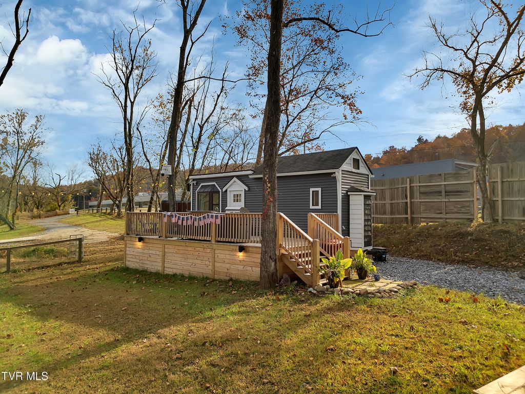 Photo of 918 Riverview Drive, Johnson City, TN 37601 (MLS # 9988428)