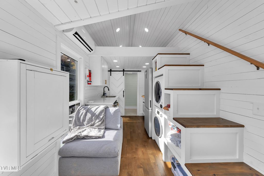 Photo of 918 Riverview Drive, Johnson City, TN 37601 (MLS # 9988428)