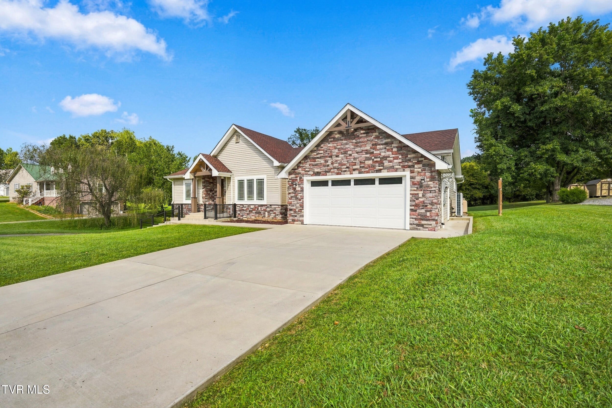 121 Carriage Lane