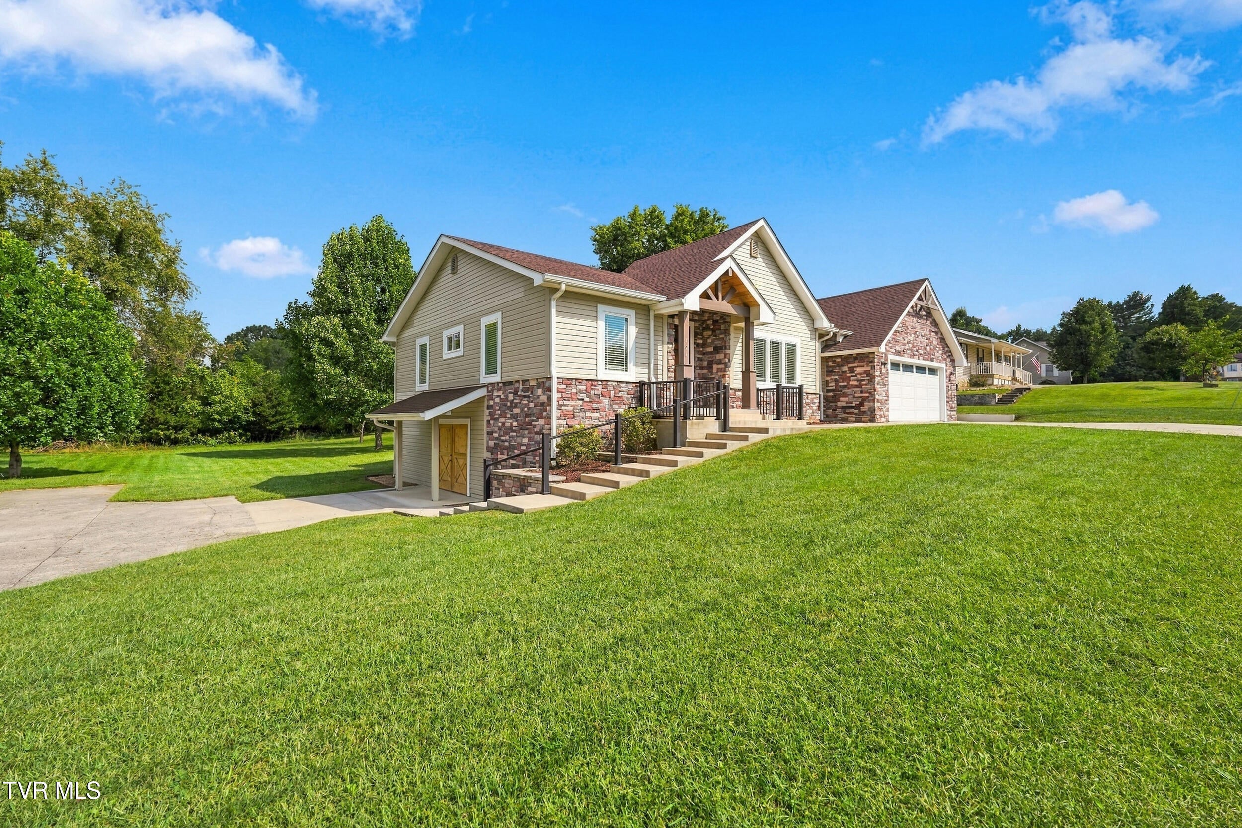 121 Carriage Lane