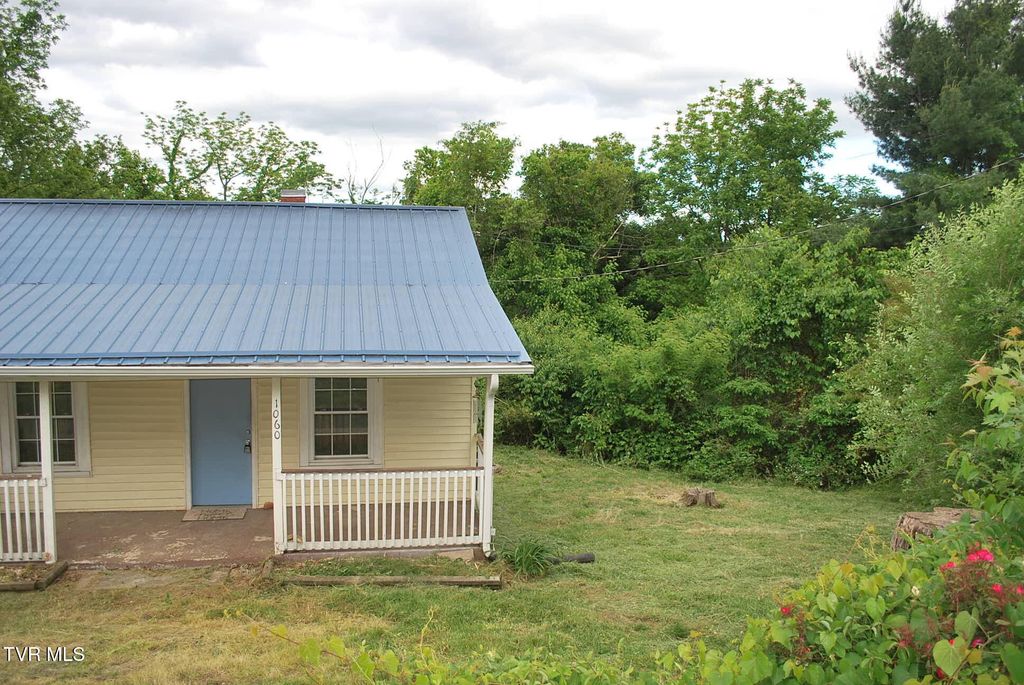 Photo of 1060 Oak Drive Circle, Kingsport, TN 37665 (MLS # 9995499)