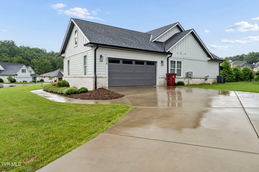 Photo of 576 Gardenia Drive, Johnson City, TN 37615 (MLS # 9998126)