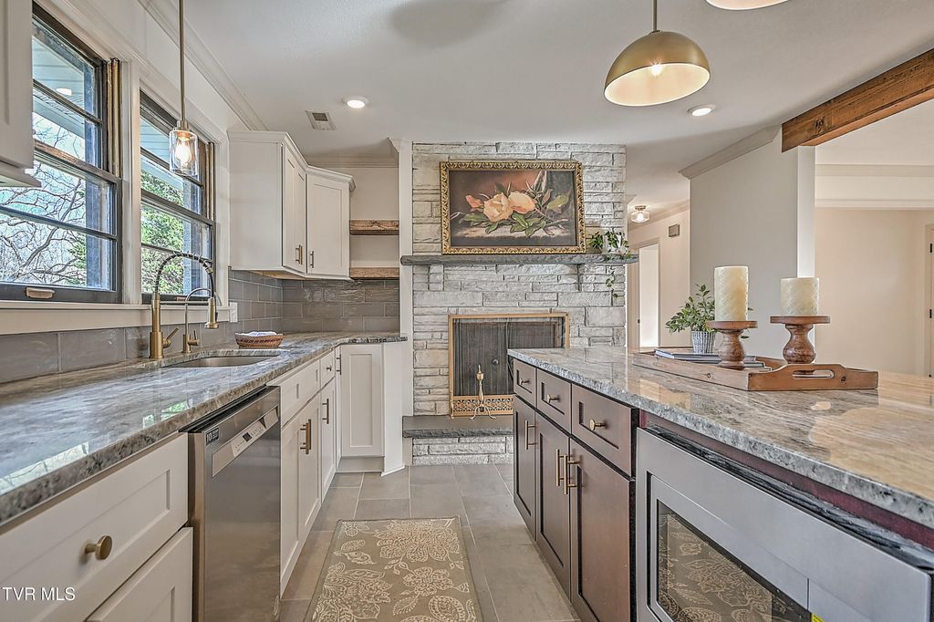 Photo of 1708 Jackson Terrace, Johnson City, TN 37604 (MLS # 9989192)