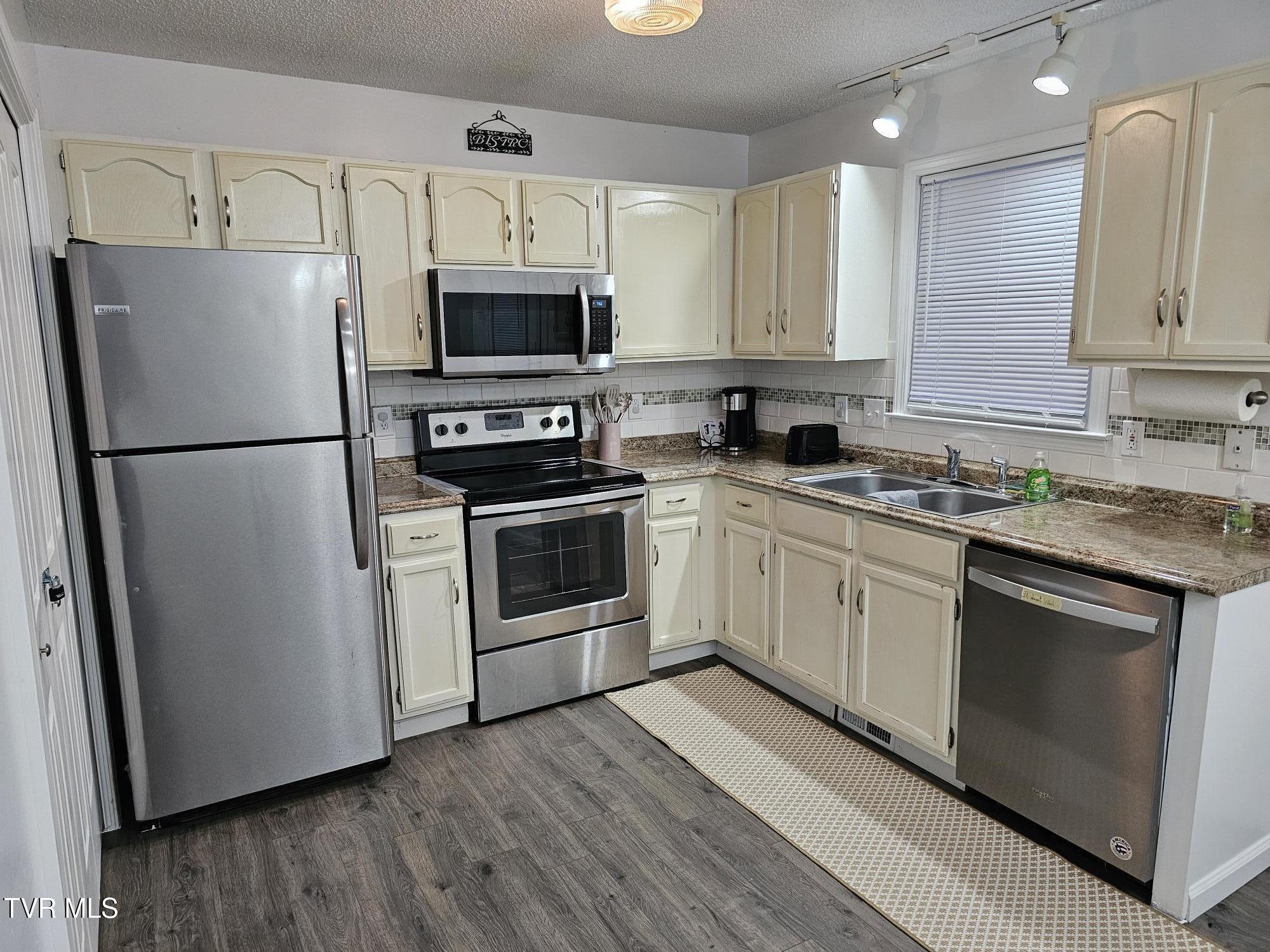202 Oakcrest Circle #202, Bristol, Virginia image 3