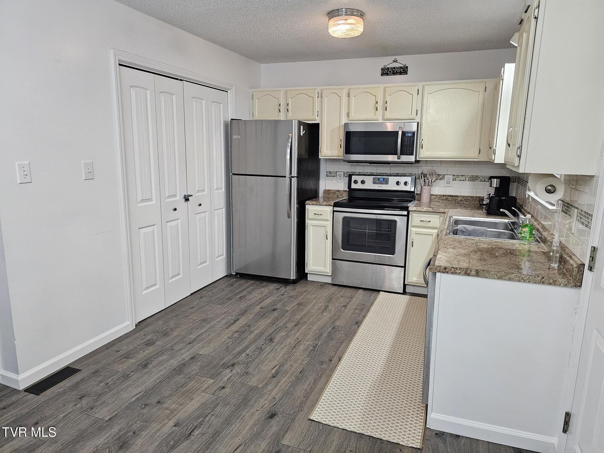 202 Oakcrest Circle #202, Bristol, Virginia image 4