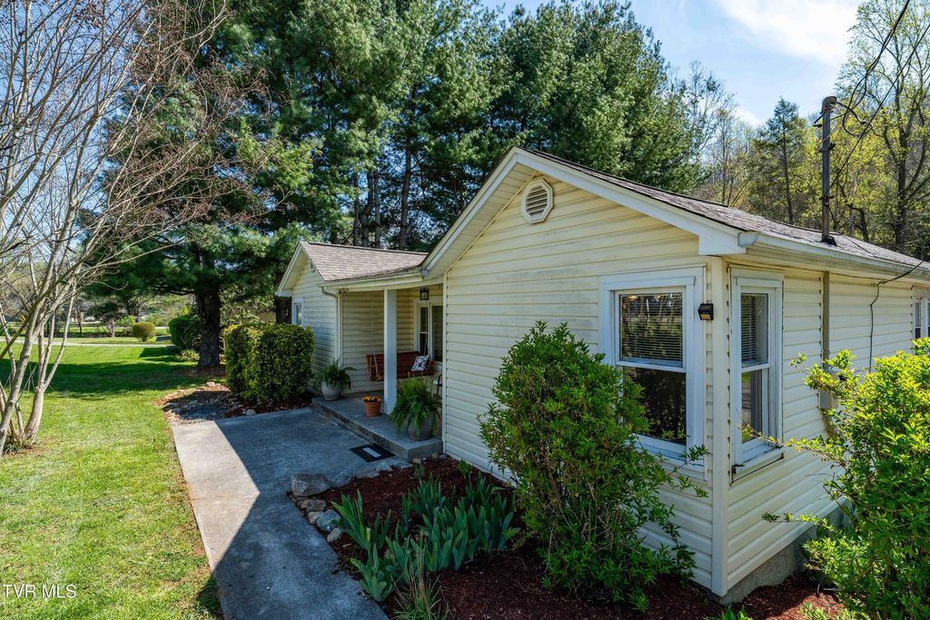 Photo of 1676 Tn-91, Elizabethton, TN 37643 (MLS # 9993832)