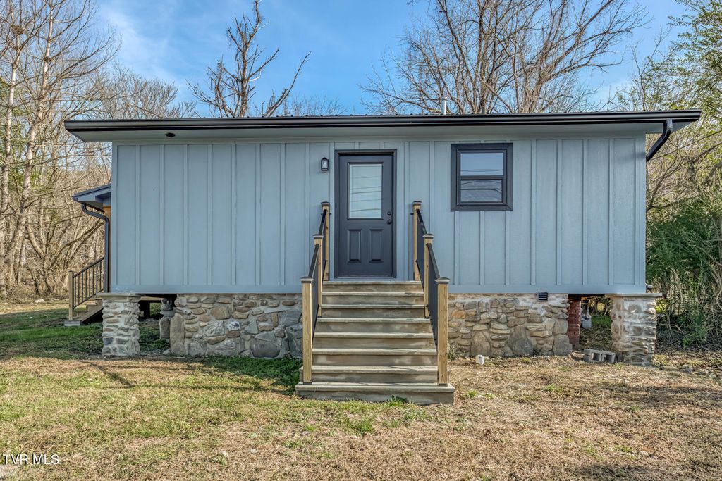 Photo of 215 Okolona Drive, Erwin, TN 37650 (MLS # 9989382)