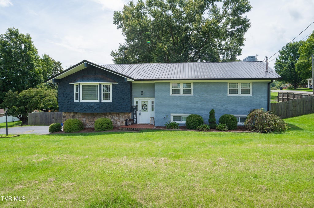 Photo of 513 Beechwood Drive, Kingsport, TN 37663 (MLS # 9999914)