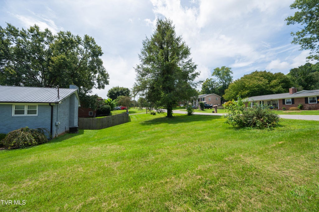 Photo of 513 Beechwood Drive, Kingsport, TN 37663 (MLS # 9999914)