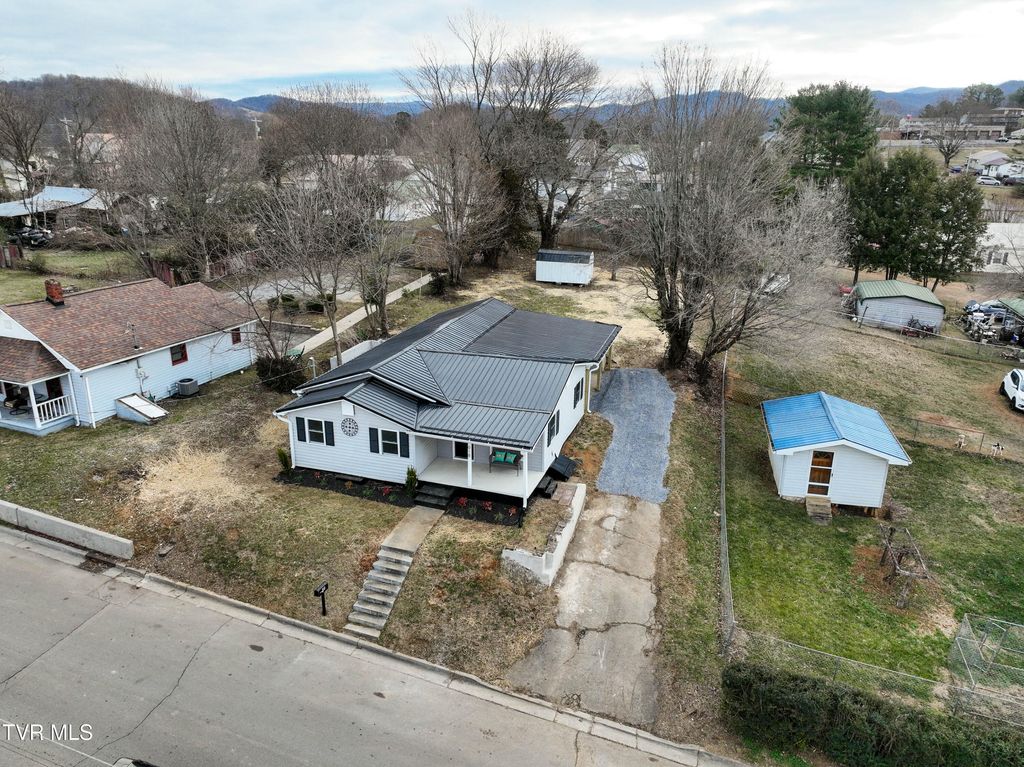 Photo of 918 Cedar Avenue, Elizabethton, TN 37643 (MLS # 9989728)