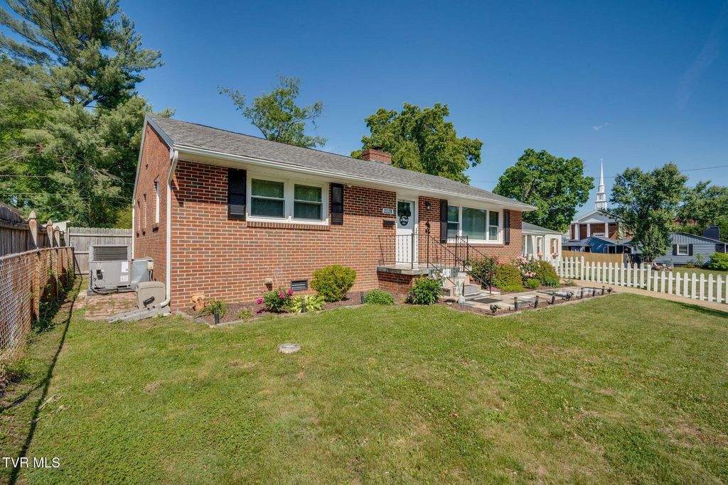 Photo of 2229 Cypress Street, Kingsport, TN 37664 (MLS # 9994951)