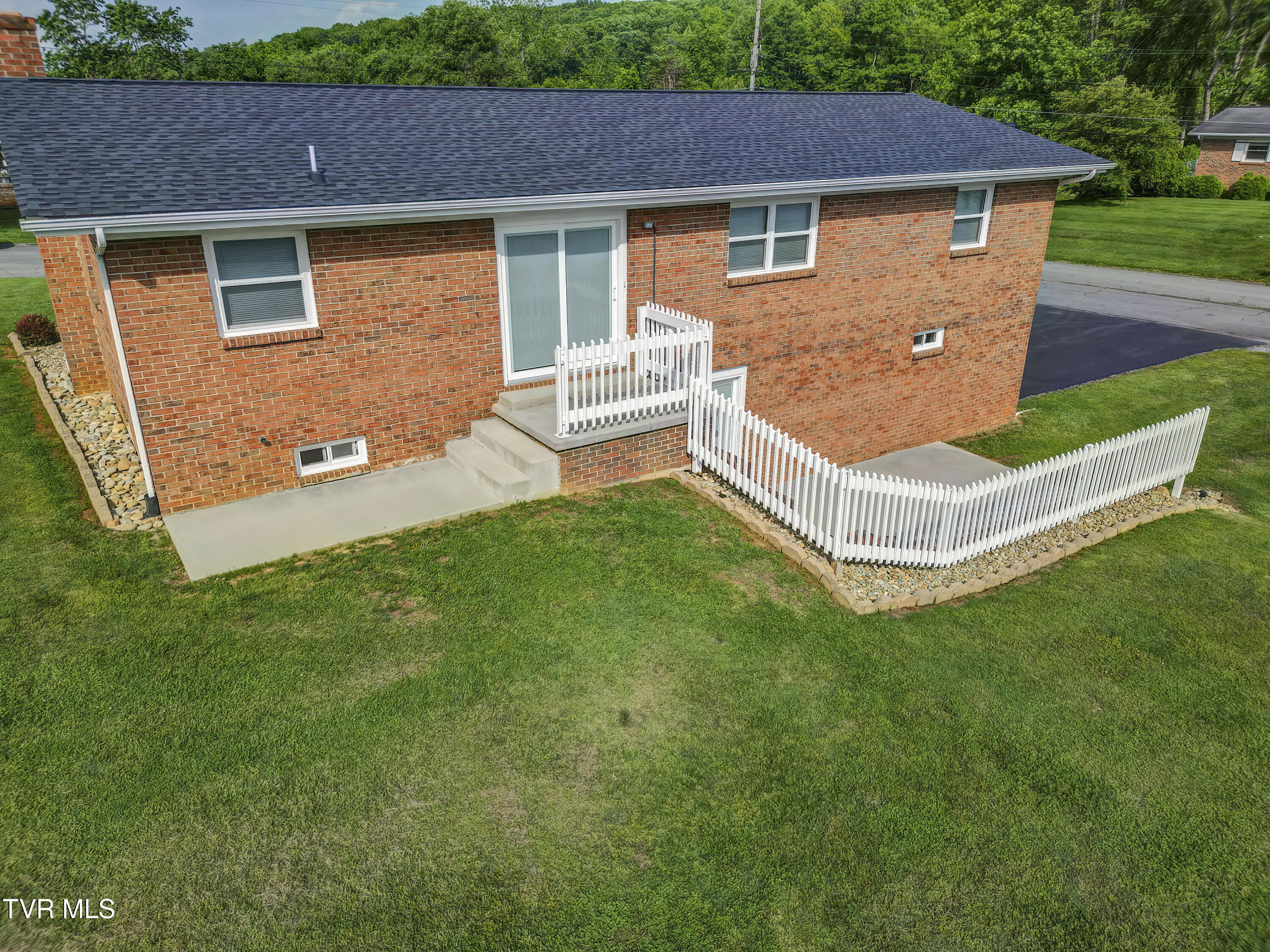 229 Minuteman Drive, Bluff City, Tennessee image 6