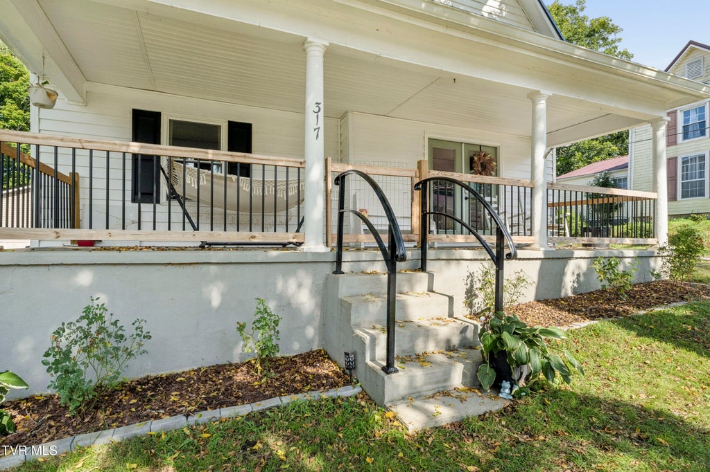 Photo of 317 Mcclelland Street, Bluff City, TN 37618 (MLS # 10000486)