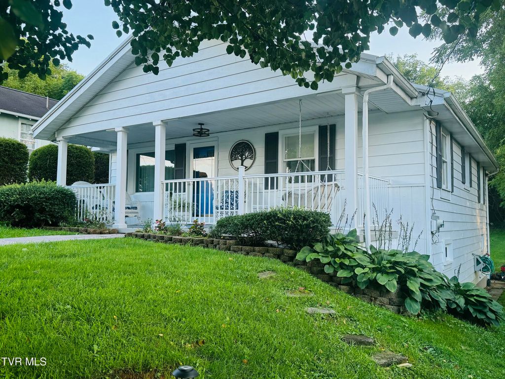 Photo of 213 Campbell Street, Abingdon, VA 24210 (MLS # 9984394)