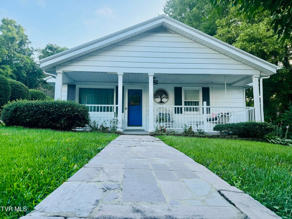 Photo of 213 Campbell Street, Abingdon, VA 24210 (MLS # 9984394)