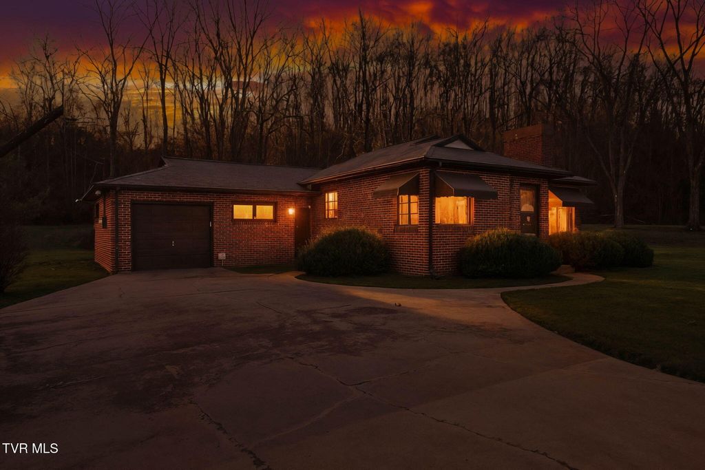 Photo of 4701 Sullivan Gardens Parkway, Kingsport, TN 37660 (MLS # 9989276)