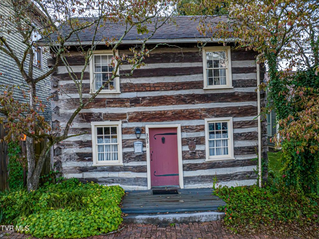 Photo of 303 Main Street, Abingdon, VA 24210 (MLS # 9986349)