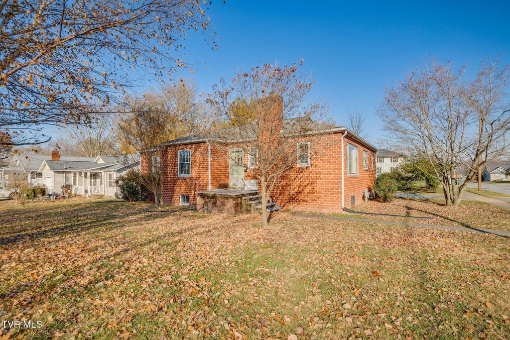 Photo of 501 Washington Avenue, Elizabethton, TN 37643 (MLS # 9988584)