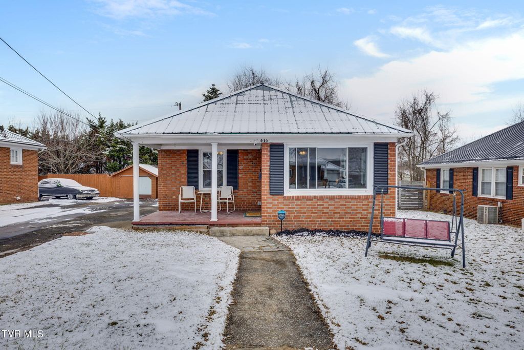 Photo of 910 Birch Street, Kingsport, TN 37664 (MLS # 9990937)