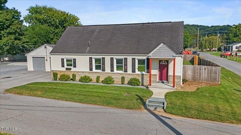 Photo of 700 Willow Street, Elizabethton, TN 37643 (MLS # 10000341)