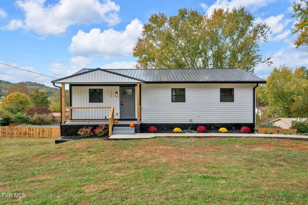 Photo of 134 Pinnacle Drive, Elizabethton, TN 37643 (MLS # 9987243)