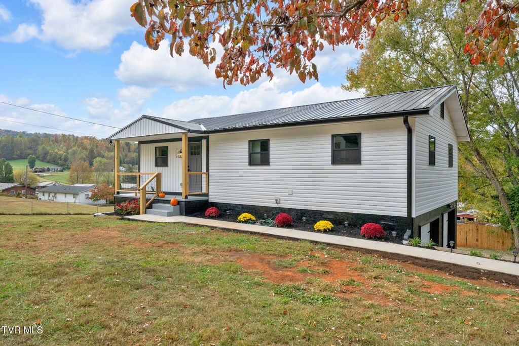 Photo of 134 Pinnacle Drive, Elizabethton, TN 37643 (MLS # 9987243)