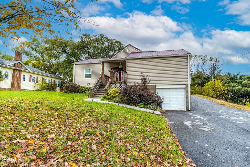 Photo of 4242 Sullivan Gardens Drive, Kingsport, TN 37660 (MLS # 9987749)
