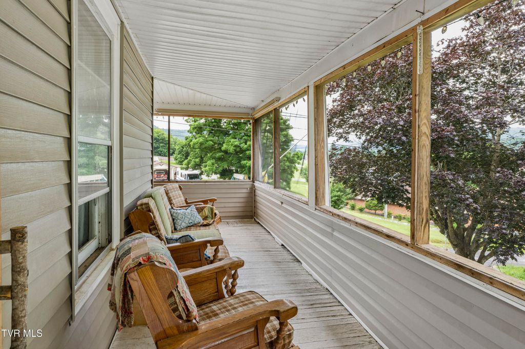 Photo of 210 Florida Avenue, Erwin, TN 37650 (MLS # 9996820)