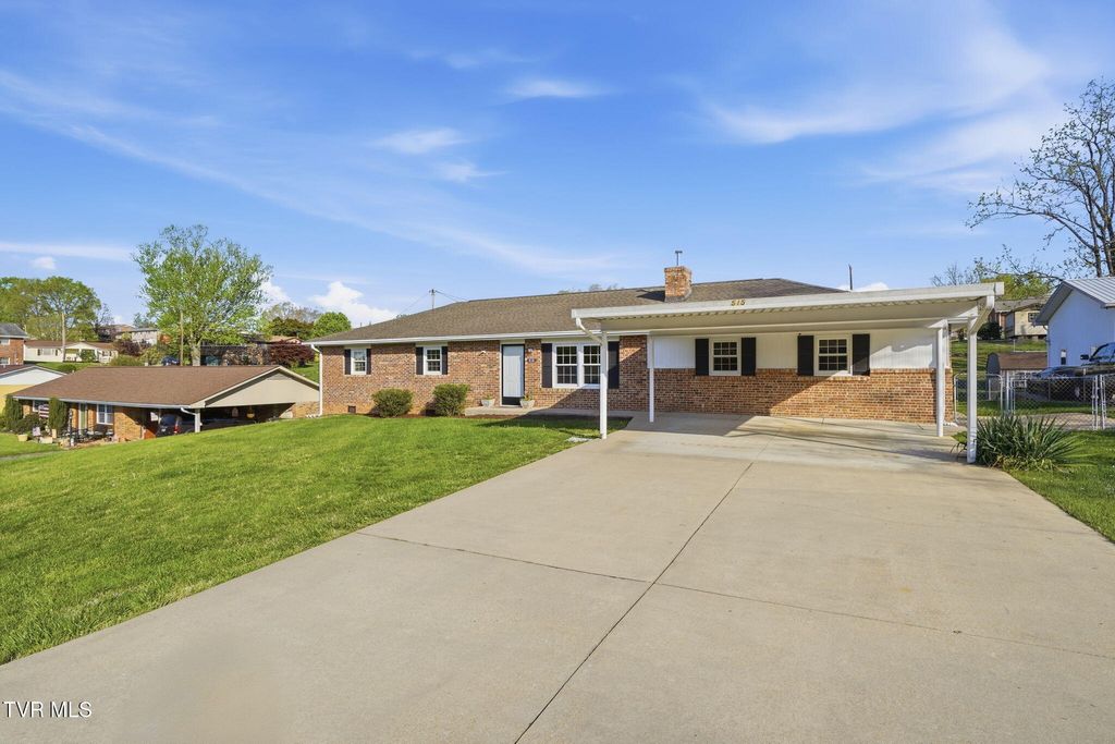 Photo of 515 Poplar Street, Mount Carmel, TN 37645 (MLS # 9993627)