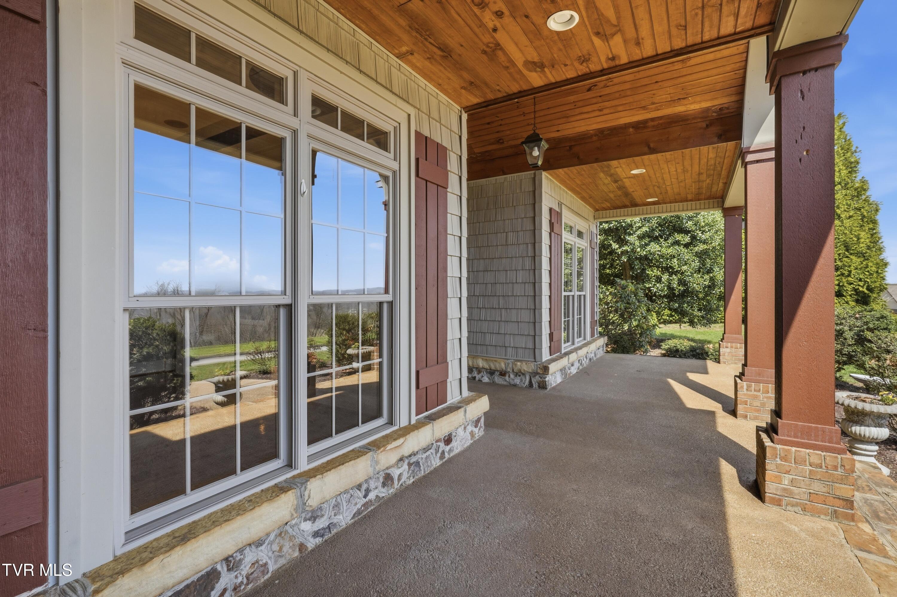 1184 Cliffview Circle