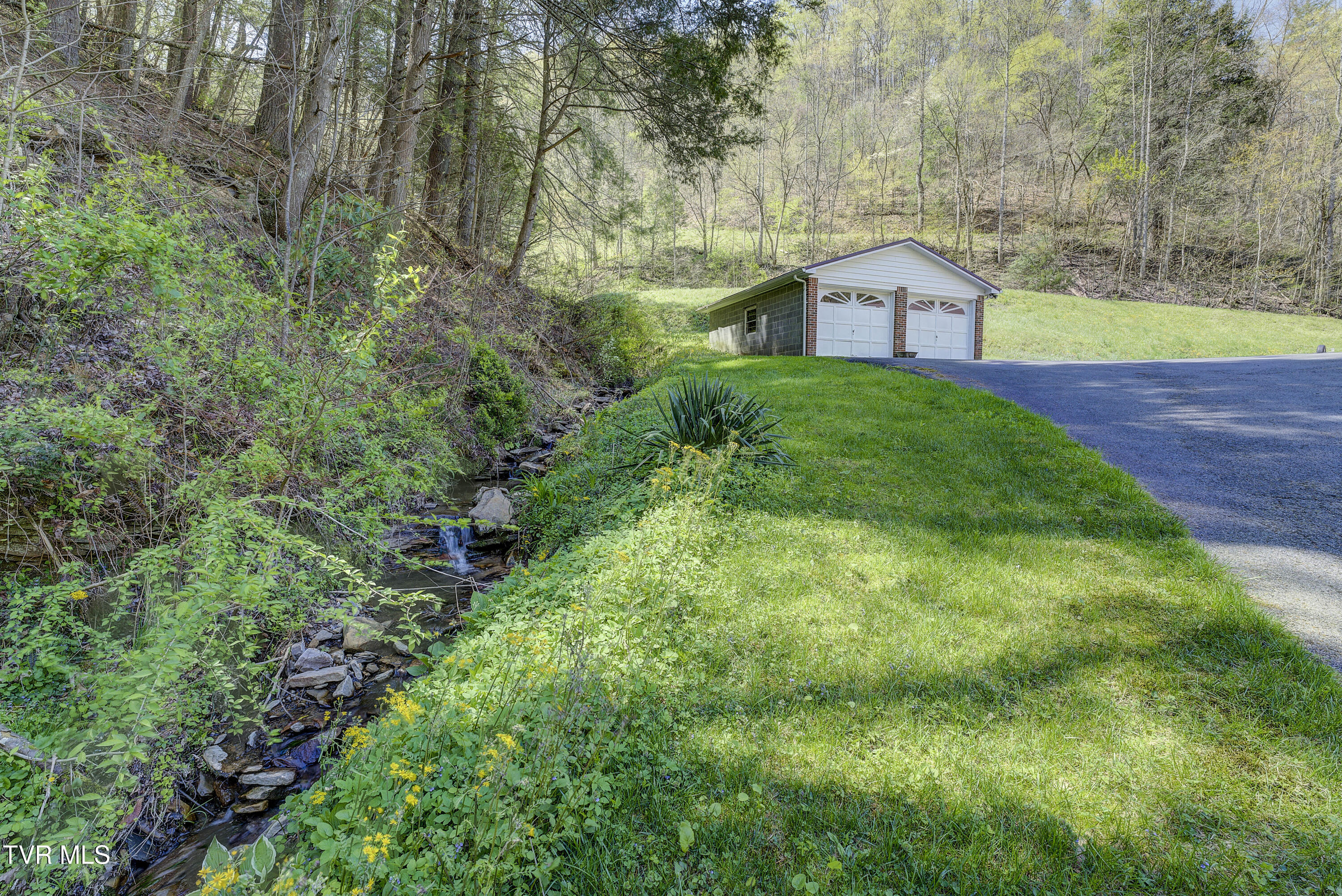 Vansant, Virginia 24656, United States, 5 Bedrooms Bedrooms, ,2 BathroomsBathrooms,Residential,Pending,119904