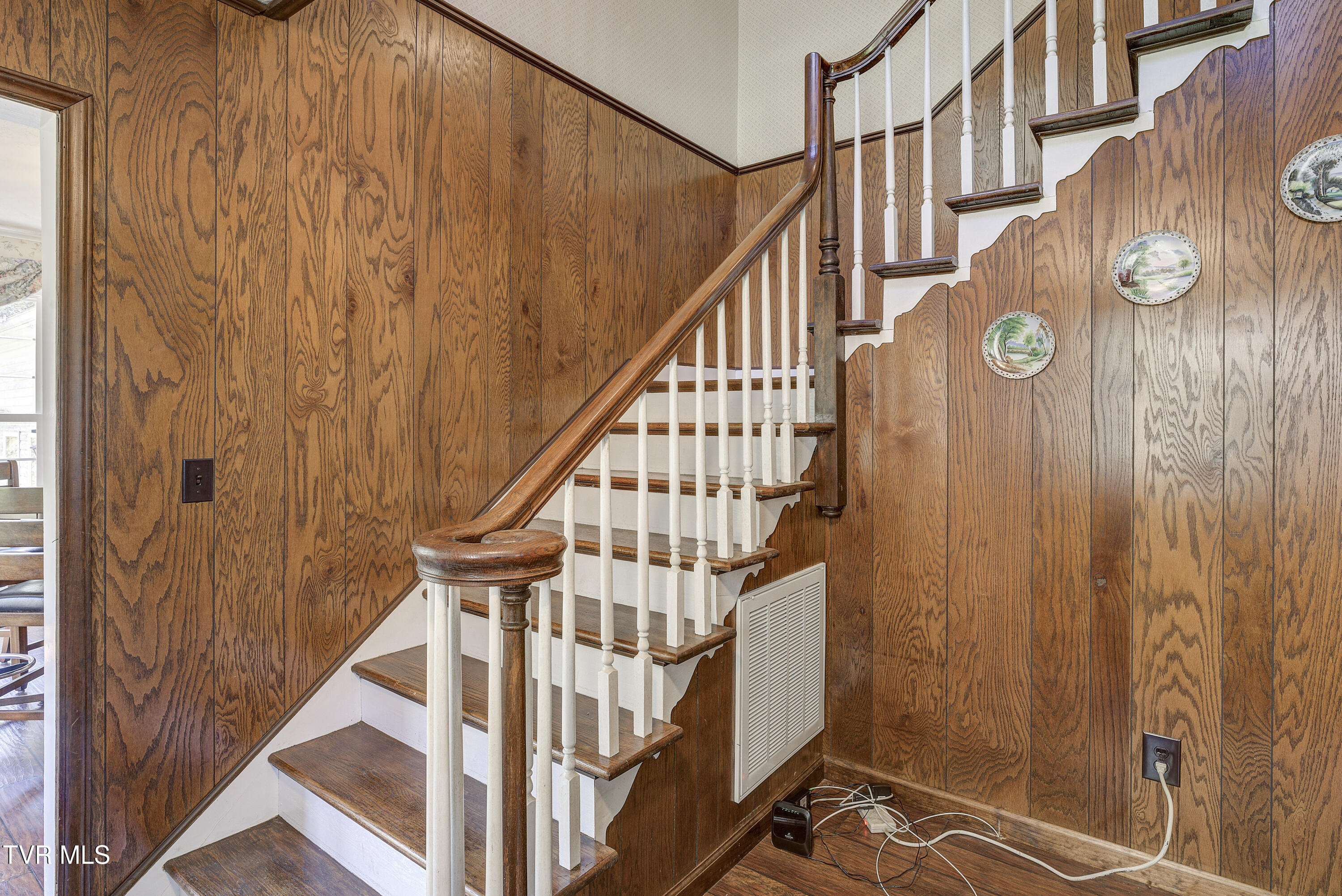 Vansant, Virginia 24656, United States, 5 Bedrooms Bedrooms, ,2 BathroomsBathrooms,Residential,Pending,119904