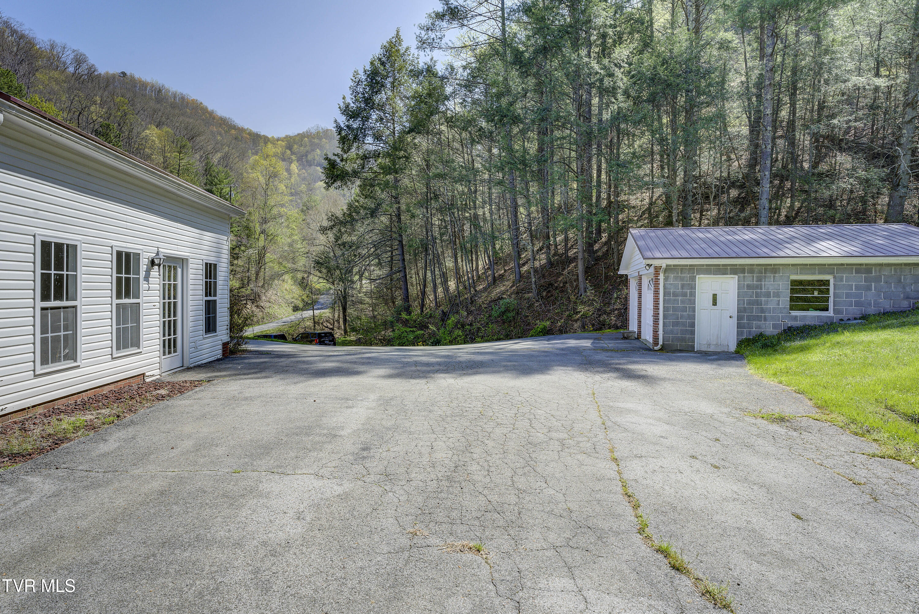 Vansant, Virginia 24656, United States, 5 Bedrooms Bedrooms, ,2 BathroomsBathrooms,Residential,Pending,119904