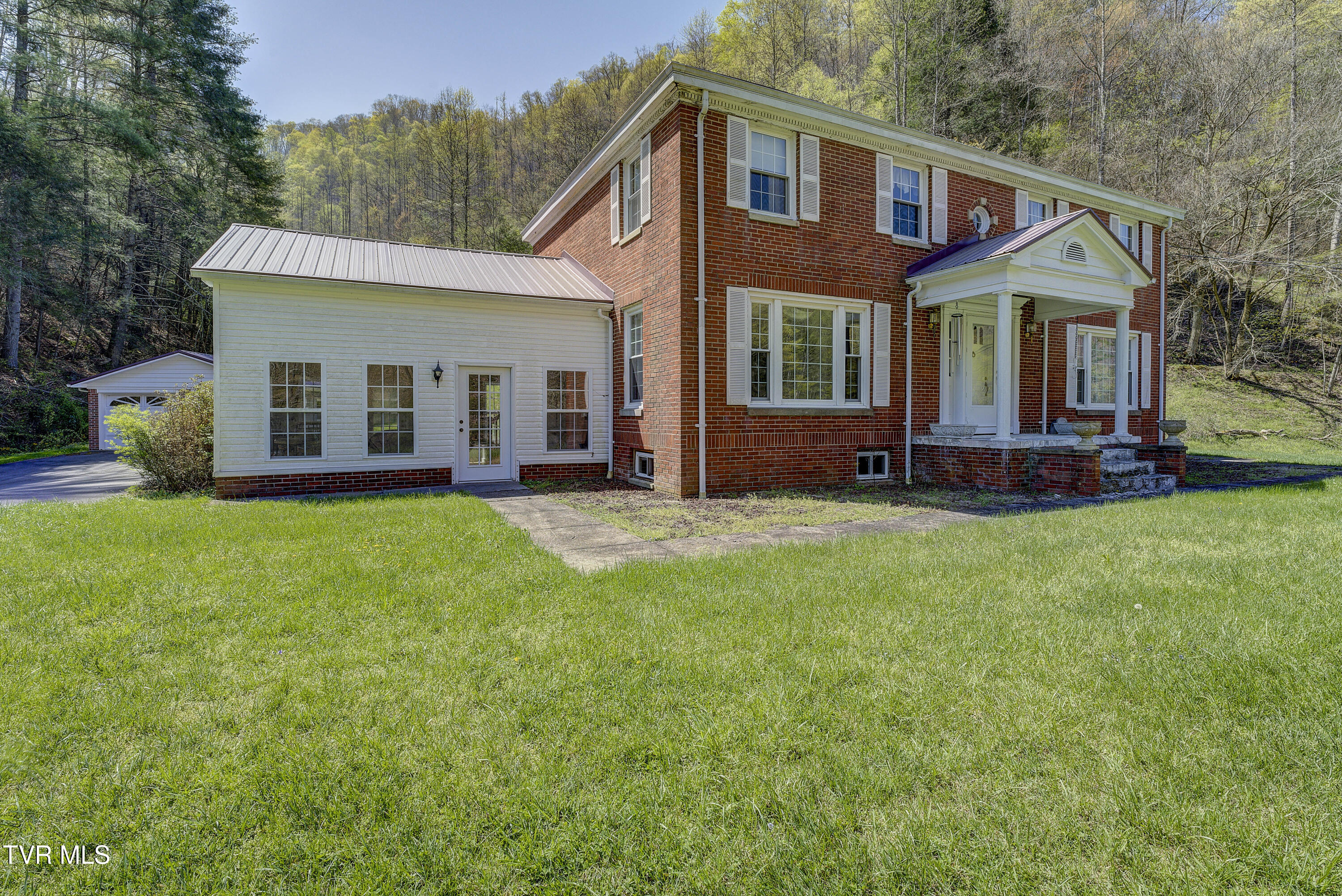 Vansant, Virginia 24656, United States, 5 Bedrooms Bedrooms, ,2 BathroomsBathrooms,Residential,Pending,119904